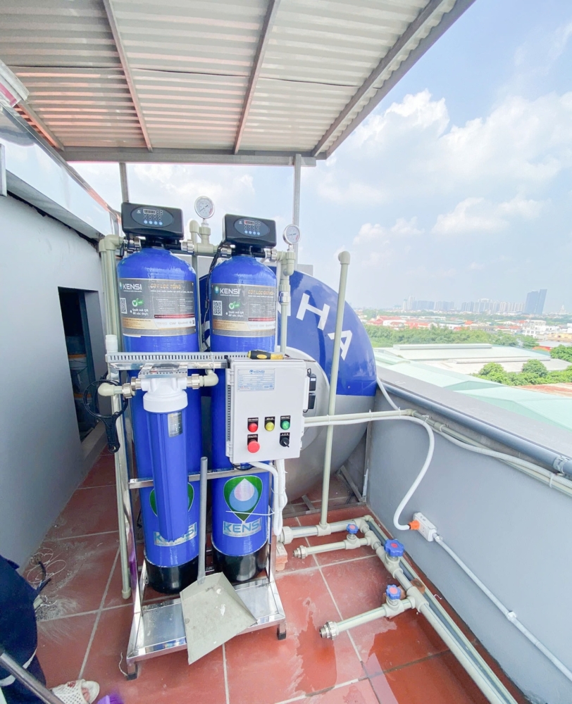 Hệ thống lọc nước đầu nguồn 2 cột composite 1000LH Kensi van tự động, không tủ điện